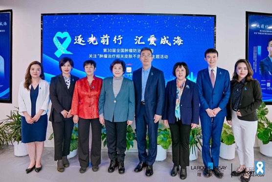 一群人站在壁报板前

描述已自动生成