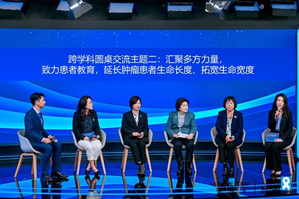 一群人站在台上

中度可信度描述已自动生成