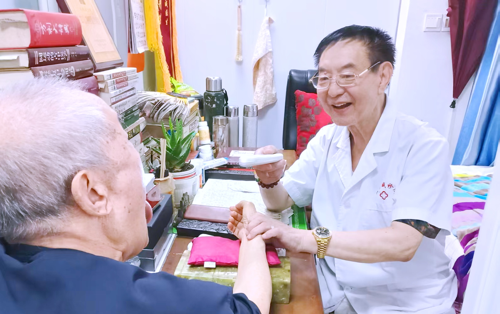 医者父母心，绵阳老中医朱树成把患者当家人	